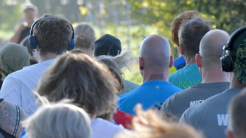 Kopfhörer waren bei der 1. Etappe noch häufig zu sehen. Beim zweiten Abschnitt waren es deutlich weniger. Edzard Wirtjes möchte sie aber gänzlich vom Ossiloop verbannen. Fotos: Klaus Ortgies
