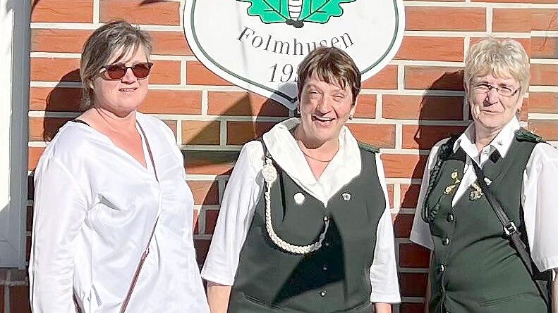 Elisabeth Lünemann (Mitte) ist die neue Königin des Schützenvereins Gut Schuss Folmhusen. Gisela Ammersken (rechts) und Gunda Baumann-Laaken (links) unterstützen sie als Adjutanten. Foto: Schützenverein Folmhusen
