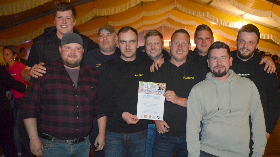 Die Gruppe „Charlyrat“ holte sich beim erstmals ausgetragenen Wettbewerb „Spiele ohne Grenzen“ den ersten Platz. Dafür gab es 200 Euro in bar sowie einen Warengutschein im Wert von 100 Euro als Preisgeld. Foto: Holger Weers