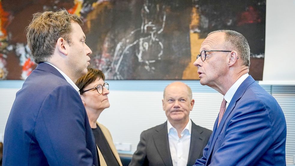 Merz besuchte am Abend vor der Kanzler-Wahl die SPD-Fraktion. Foto: Kay Nietfeld/dpa