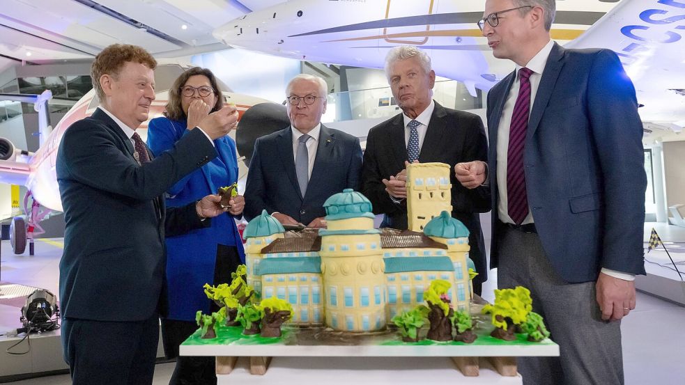 Festakt mit Torte - in Museumsform. Foto: Sven Hoppe/dpa