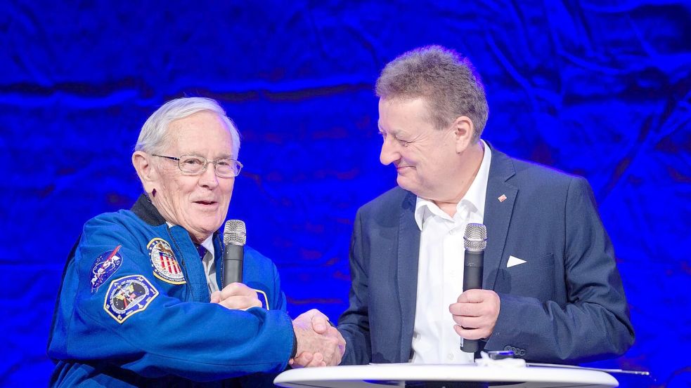 Raumfahrt ist ein besonderes Thema - hier US-Astronaut Charlie Duke mit Museumschef Heckl. (Archivbild) Foto: Matthias Balk/dpa