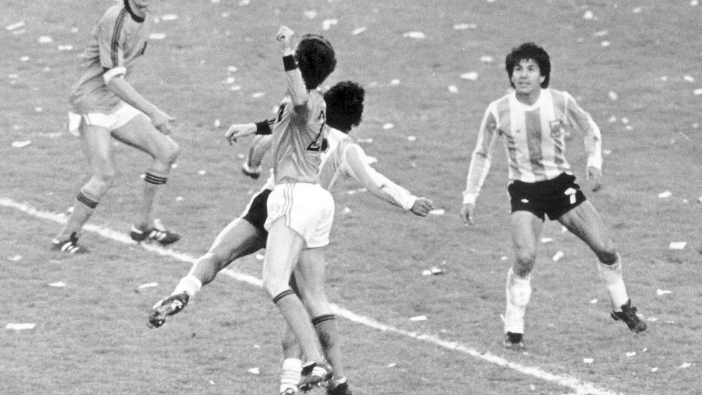 Der argentinische Verteidiger Luis Galván hat im WM-Finale 1978 den Ball im Blick. Wenig später ist er Fußball-Weltmeister. Foto: picture-alliance/ dpa