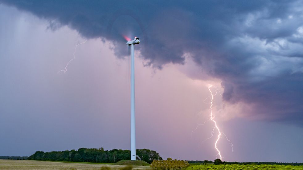 1621 Blitze: So viele Einschläge sind im Sommer 2024 im Landkreis Aurich gezählt worden - das waren deutlich mehr Erdblitze als im übrigen Ostfriesland. Symbolbild: Patrick Pleul/dpa