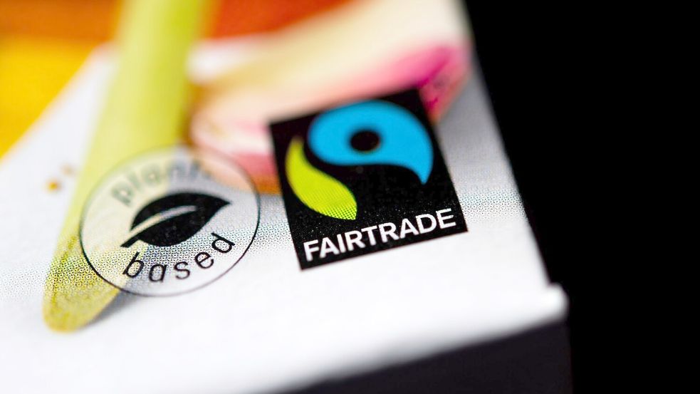 Wenn dieses Siegel auf einer Verpackung ist, soll der Inhalt fair produziert und gehandelt sein - so das Versprechen des Vereins Fairtrade. Foto: Sina Schuldt/dpa