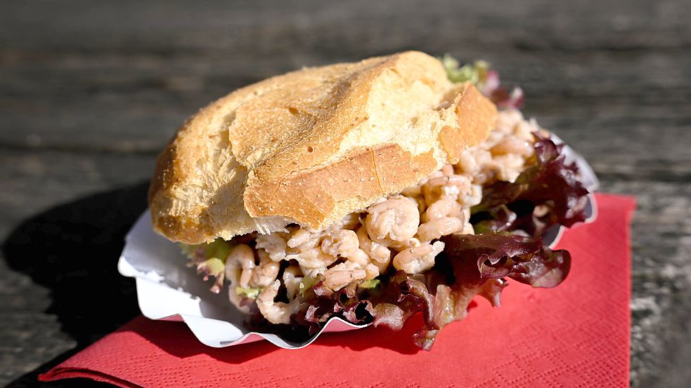 Ein Brötchen mit Krabben ist nicht unbedingt günstig.Foto: Sina Schuldt/dpa