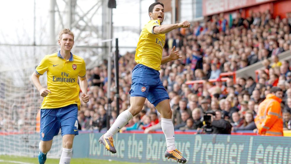 Früher schon Teamkollegen beim FC Arsenal: Per Mertesacker und Mikel Arteta (r). Foto: picture alliance / dpa