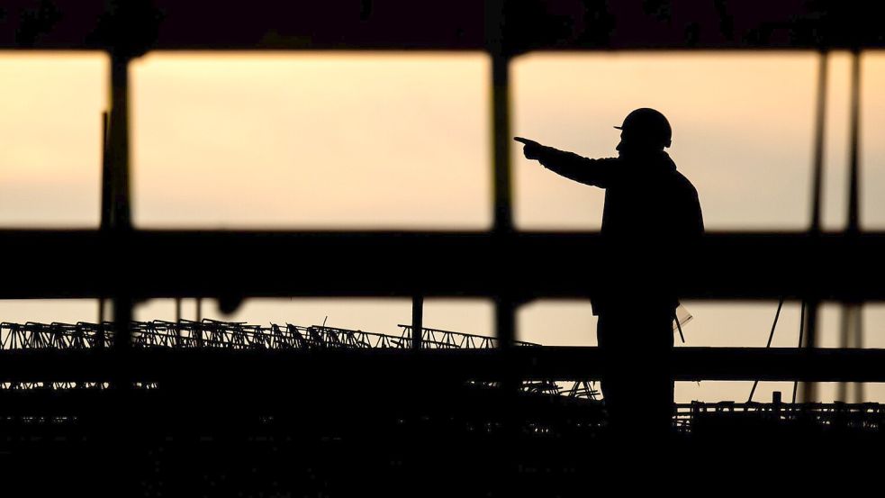 Die Betriebe in Deutschland leiden weiter unter Fachkräftemangel. (Archivbild) Foto: Julian Stratenschulte/dpa