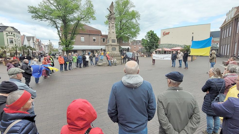 Auf dem Denkmalsplatz kam man zur Mahnwache für Frieden zusammen. Foto: Bodo Wolters