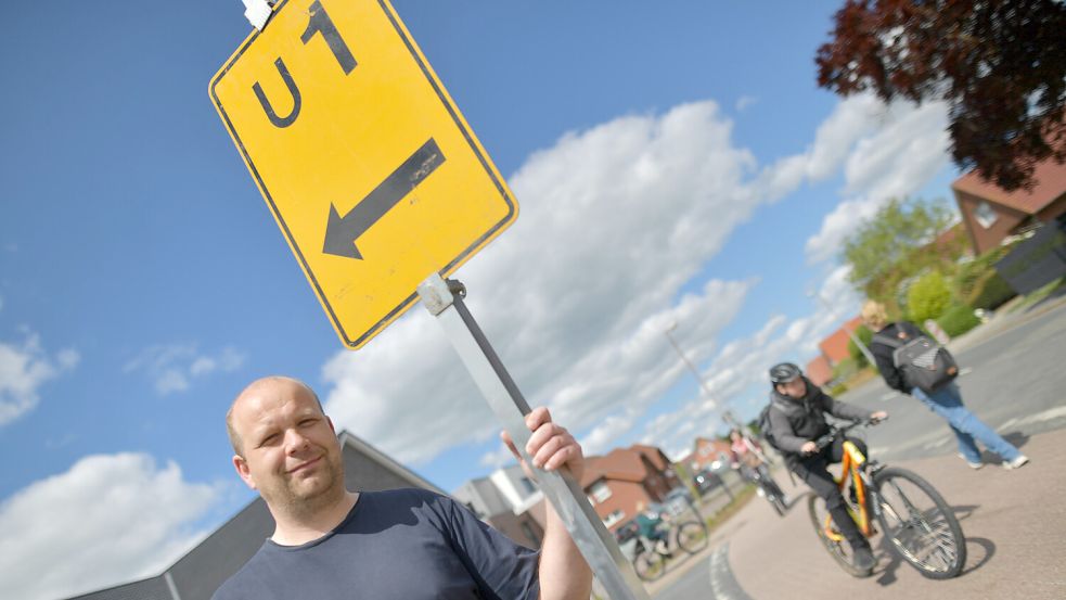 Die Situation an der Friedrich-Ebert-Straße hat Kai Saathoff regelmäßig vor Augen. Hier will eine Fußgängerin (rechts) die Einmündung der Rudolf-Eucken-Straße überqueren und trifft dabei auf mehrere Radfahrer, die den Gehweg statt der Fahrbahn benutzen. Foto: Klaus Ortgies