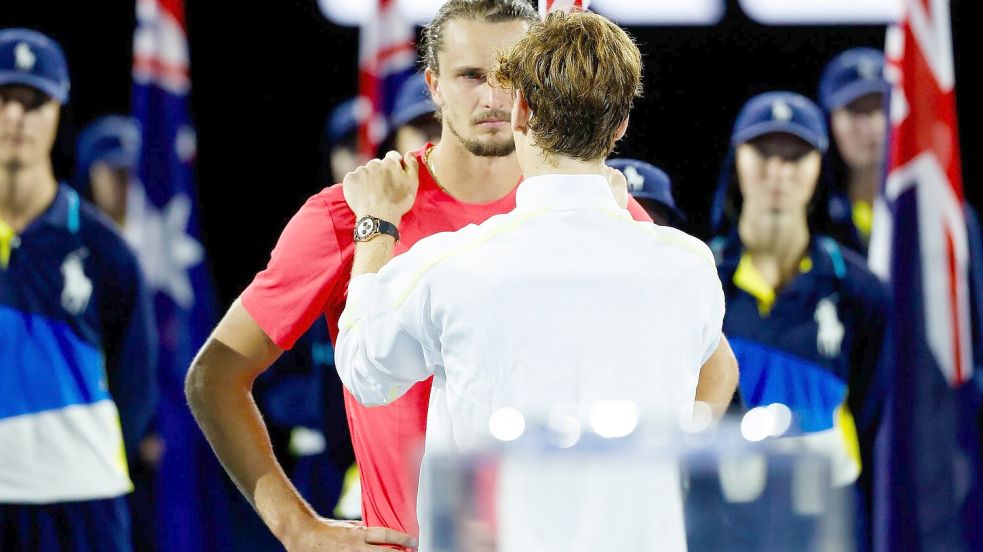 Bei den Australian Open tröstete Sinner noch den im Finale unterlegenen Zverev. Foto: Frank Molter/dpa