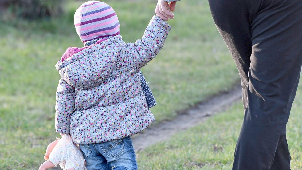 Auch in Ostfriesland bekommen Tausende Kinder keinen Unterhalt von ihren Vätern – das Jugendamt springt ein. Foto: IMAGO / Winfried Rothermel