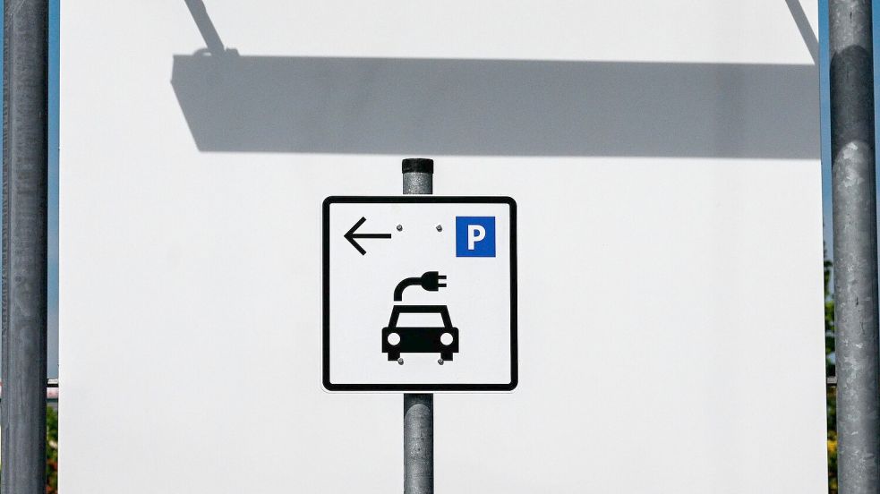 Die Zahl der Neuzulassungen von E-Autos in Deutschland zieht wieder an. (Archivbild) Foto: Jens Kalaene/dpa