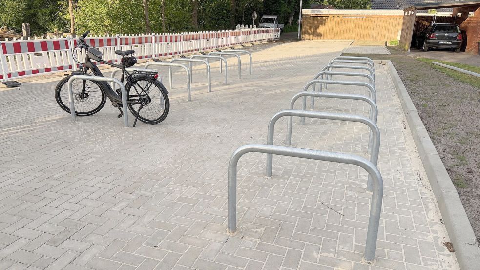 An der Ecke Teichstraße/Wagnerstraßein Ihrhove können künftige Bahnfahrer an den 15 Bügeln ihre Räder anschließen. Im Hintergrund befinden sich sieben Stellflächen für Autos. Foto: Carsten Ammermann