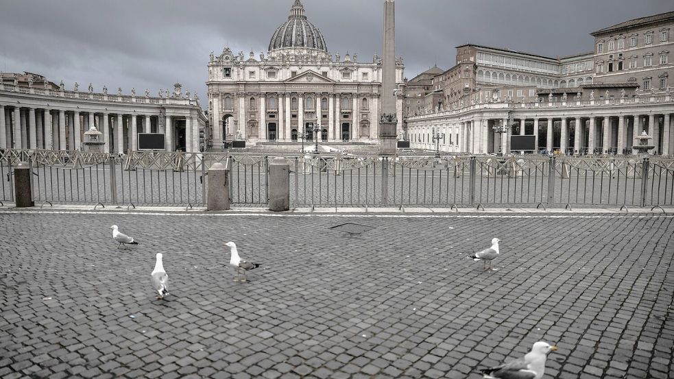 Noch ist der Petersplatz leer. Wenn es einen neuen Papst gibt, wird es anders sein. Foto: Oliver Weiken/dpa