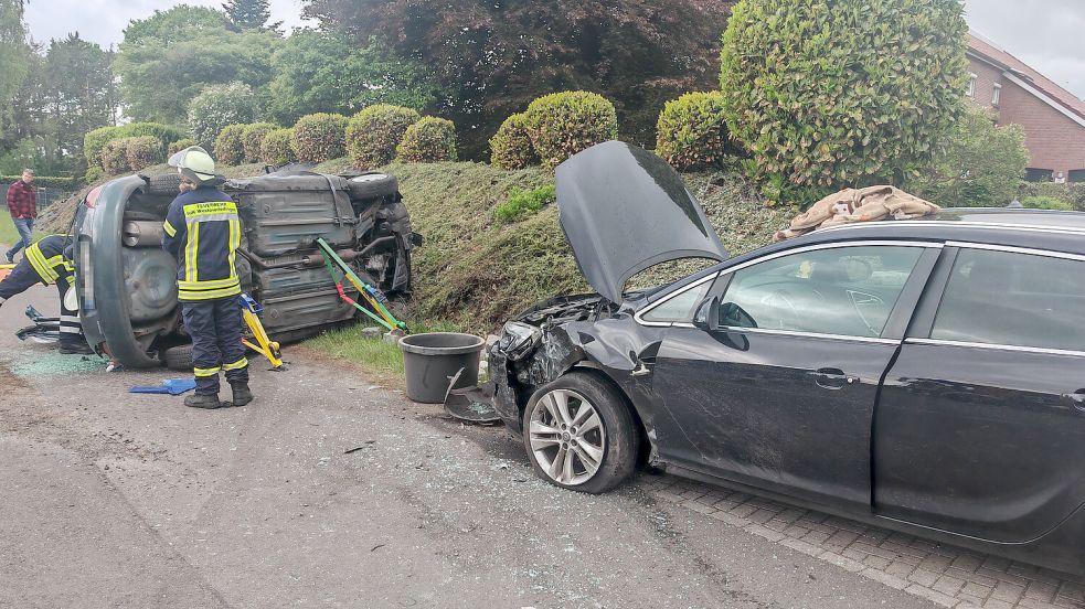 Die zwei Autos mussten abgeschleppt werden. Foto: Freiwillige Feuerwehr Westoverledingen