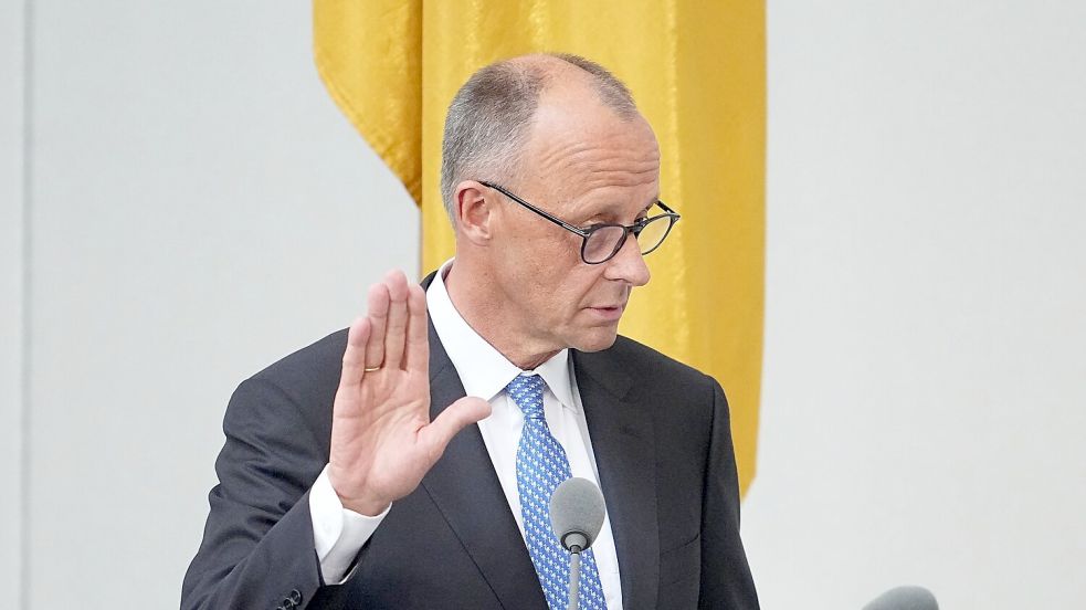Merz schwor seinen Amtseid mit dem Zusatz „so wahr mir Gott helfe“. Foto: Michael Kappeler/dpa