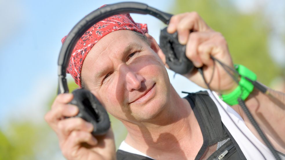 Helge Plavenieks aus Dornumersiel beschreibt mit einem eigenen Song seine Leidenschaft für den Ossiloop. Foto: Klaus Ortgies