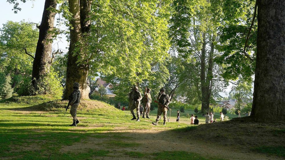 Indische paramilitärische Soldaten bewachen einen Garten am Stadtrand von Srinagar im indisch kontrollierten Kaschmir. (Archivbild) Foto: Mukhtar Khan/AP/dpa