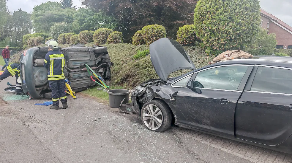 Die zwei Autos mussten abgeschleppt werden. Foto: Freiwillige Feuerwehr Westoverledingen