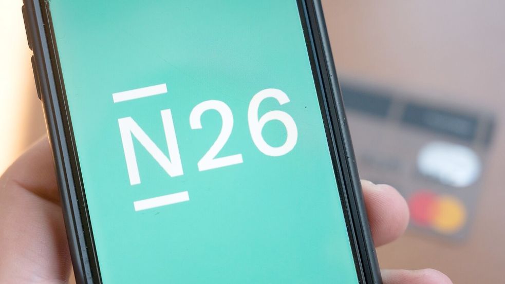 Die Smartphone-Bank N26 startet zusammen mit Vodafone ein Mobilfunkangebot für Deutschland. (Symbolbild) Foto: Christophe Gateau/dpa