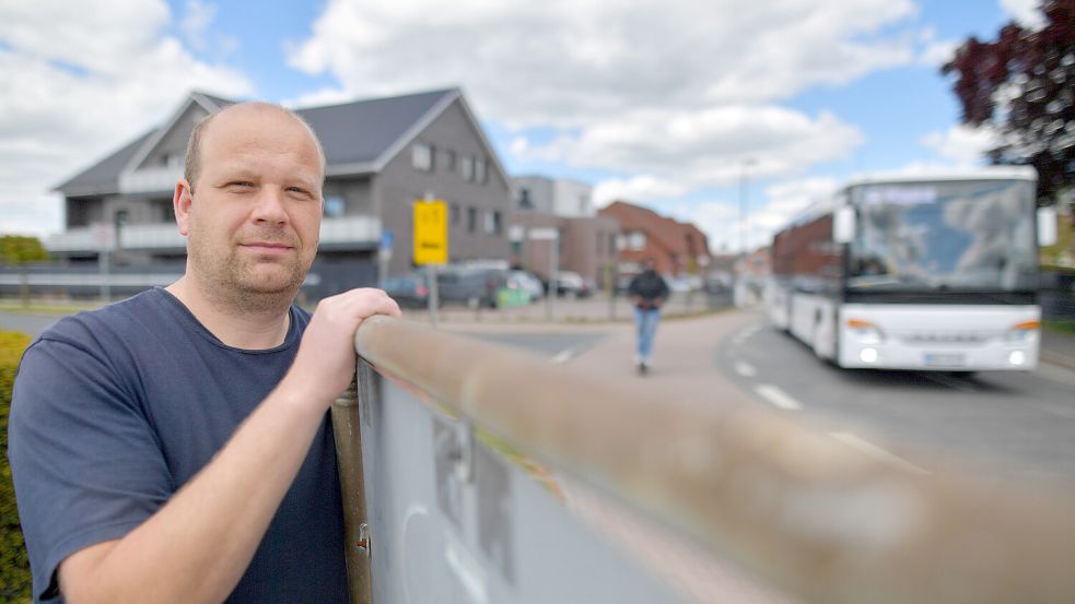 Derzeit fahren mehr Busse als sonst durch die Friedrich-Ebert-Straße in Warsingsfehn. Das liegt an der Umleitung. „Die Kurve ist dafür eigentlich zu eng", sagt Kai Saathoff. Foto: Klaus Ortgies