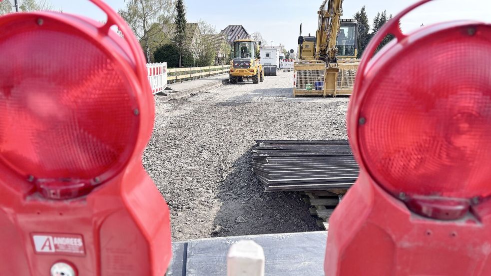 Der Landkreis Leer lässt die Brücke über den Sauteler Kanal in der Königsstraße sanieren. Dies wird voraussichtlich bis zum 6. Oktober 2025 dauern. Foto: Klaus Ortgies