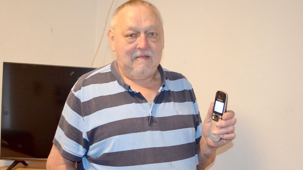 Heinrich Möller aus Ostrhauderfehn hatte bei der Telekom seinen Vertrag gekündigt. Er möchte kein Internet mehr, sondern nur noch einen Telefonanschluss. Bestätigt hatte die Telekom dem Rentner die Kündigung. Das Geld für den alten Vertrag wurde ihm allerdings weiterhin abgebucht. Foto: Astrid Fertig