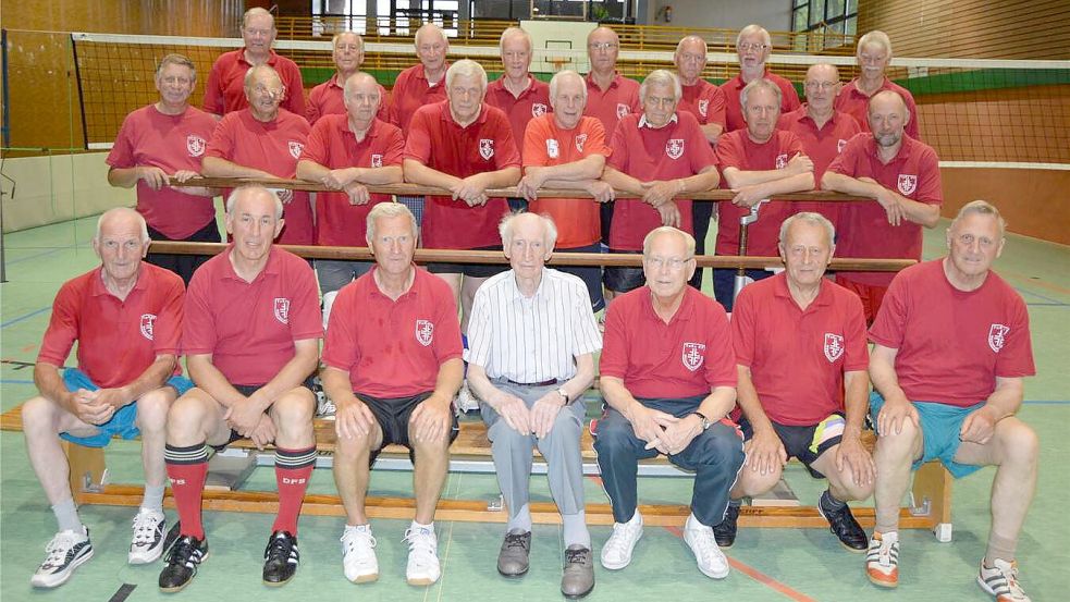 Die Männerturnriege von TuRa 07 Westrhauderfehn im Juli 2014 anlässlich ihres 55-jährigen Bestehens. Jochen Buss sitzt in der vorderen Reihe, 3. von rechts. Archivfoto: Holger Weers