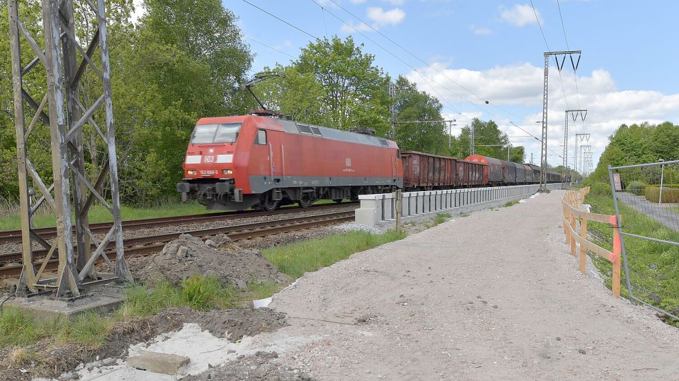 Die neue Bahnsteigkante ist bereits zu erkennen. Sie wird mit einer Höhe von etwa 76 Zentimetern deutlich über dem Straßenniveau liegen. Foto: Klaus Ortgies