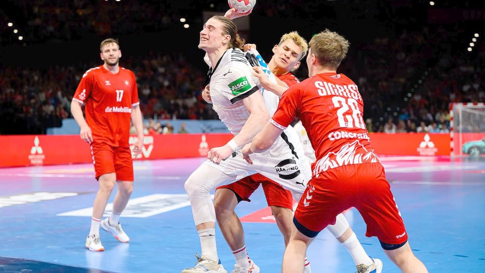 Juri Knorr sicherte den deutschen Handballern gegen die Schweiz in letzter Sekunde ein Remis. Foto: Marco Wolf/wolf-sportfoto/Marco Wolf