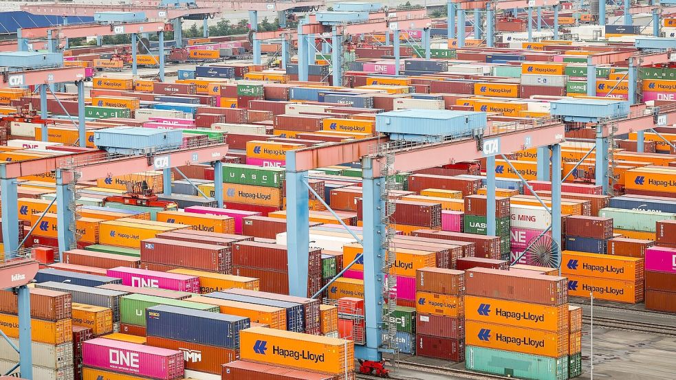 Die hohen US-Zölle machen den deutschen Exporteuren zu schaffen. (Archivbild) Foto: Christian Charisius/dpa