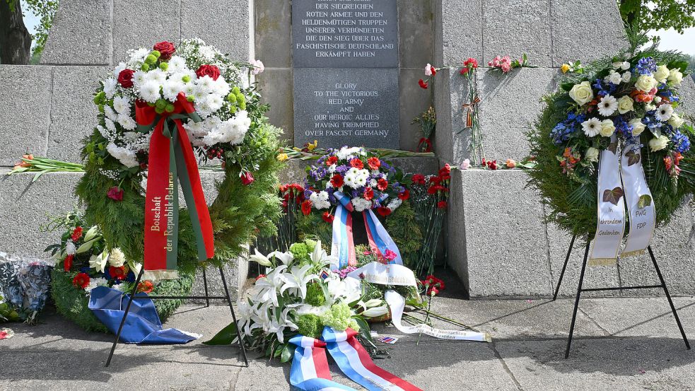 Der Kranz des Botschafters der Russischen Förderation und der der Botschaft von Belarus liegen am Mahnmal der Begegnung in Torgau. Bei anderen Gedenkveranstaltungen wurden Russland und Belarus ausgeladen. Foto: dpa/Hendrik Schmidt