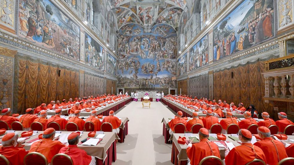 Die Kardinäle wählen in der Sixtinischen Kapelle. Foto: Uncredited/Vatican Media/AP/dpa