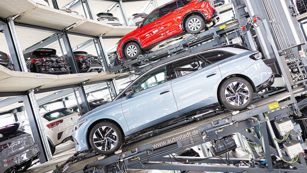 Der ID.7 (vorne) war sowohl im April als auch in den ersten vier Monaten des Jahres die Nummer eins auf dem deutschen Elektroautomarkt. (Archivbild) Foto: Moritz Frankenberg/dpa