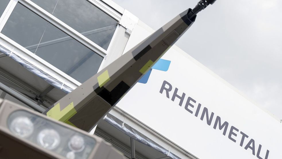 Bei der Luft- und Raumfahrtausstellung ILA zeigte Rheinmetall ein Flugabwehr-Geschütz. Nun richtet sich der Blick nach oben zum Himmel - künftig sollen Weltraum-Satelliten wichtiger werden für die Waffenschmiede. Foto: Sebastian Christoph Gollnow/dpa