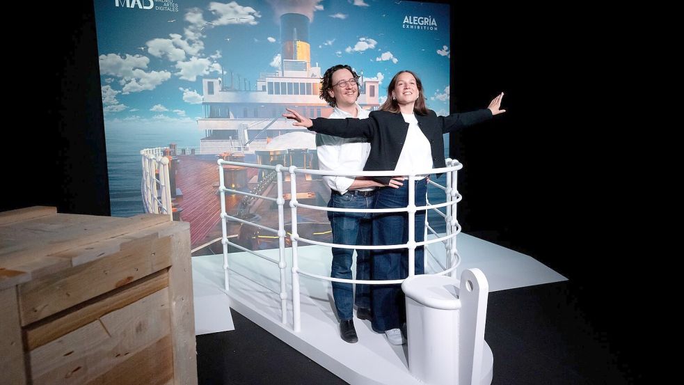 Einmal wie Jack und Rose am Bug der „Titanic“ stehen - auch das ermöglicht die Ausstellung. Foto: Sven Hoppe/dpa