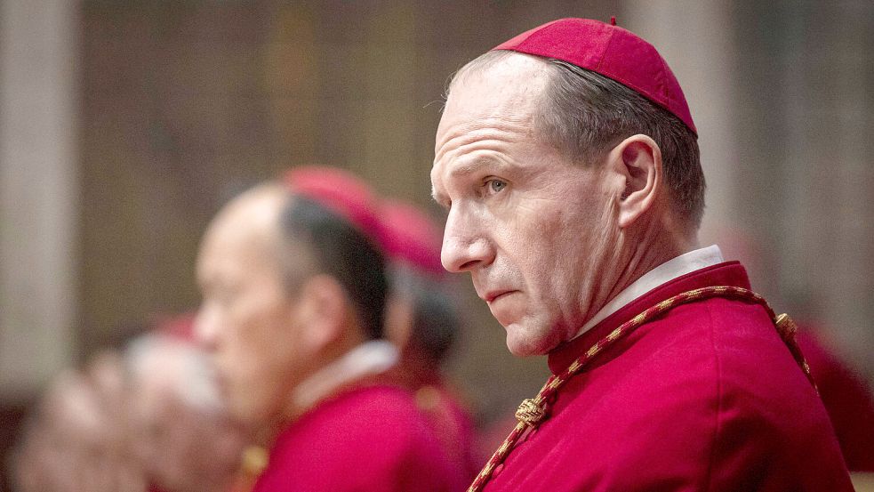 Ralph Fiennes als Kardinal Thomas Lawrence im Film „Konklave“. Foto: IMAGO/Landmark Media