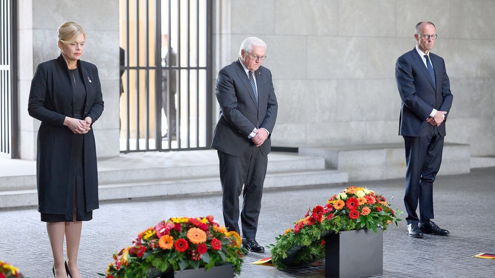 Die Spitzen der Verfassungsorgane legen Kränze zur Erinnerung an die Opfer von Krieg und Gewaltherrschaft nieder. Foto: Bernd von Jutrczenka/dpa