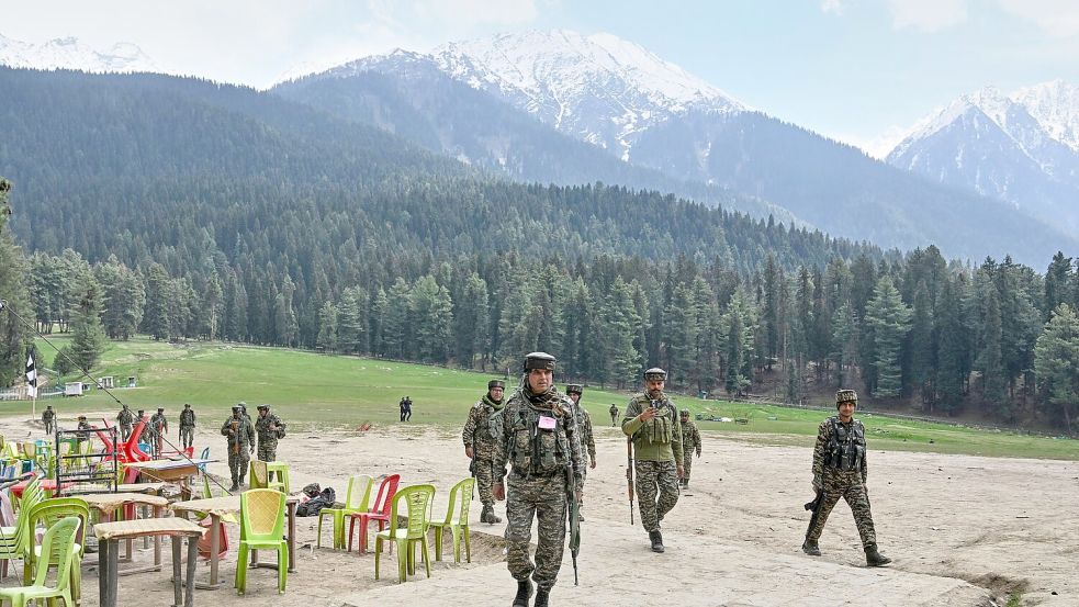 Indische Sicherheitskräfte in inspizieren den Ort eines militanten Angriffs auf Touristen in Pahalgam im indisch kontrollierten Kaschmir. (Foto Archiv) Foto: Uncredited/AP/dpa