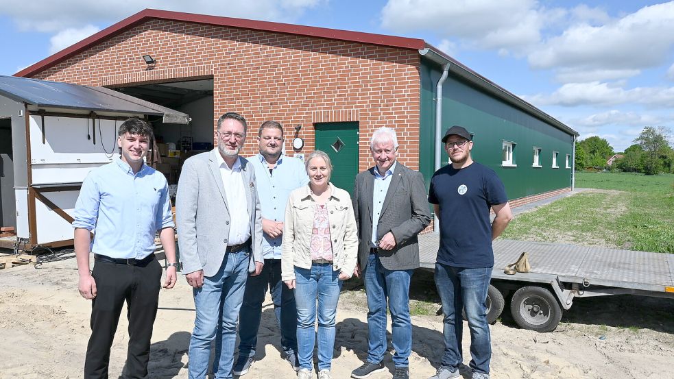 Der Sozial Ehrenamtliche Verein Ostfriesland/Emsland und die Katholische Landjugendbewegung Burlage/Bockhorst/Klostermoor dürfen ab sofort gemeinsam die neu errichtete Mehrzweckhalle beim Sportplatz in Bockhorst nutzen. Das Foto zeigt die beiden Vorsitzenden Moritz Mönnikes (KLJB BBK, links) und Michael Strohschnieder (SEV, rechts) mit (von links) Manfred Mönnikes (Bürgermeister Bockhorst), Andre Müller (Architekten Knipper-Kleine aus Sögel), Rita Kamlage (Amt für regionale Landesentwicklung, Sitz Meppen) und Christoph Hüntelmann (Samtgemeindebürgermeister Nordhümmling). Foto: Holger Weers