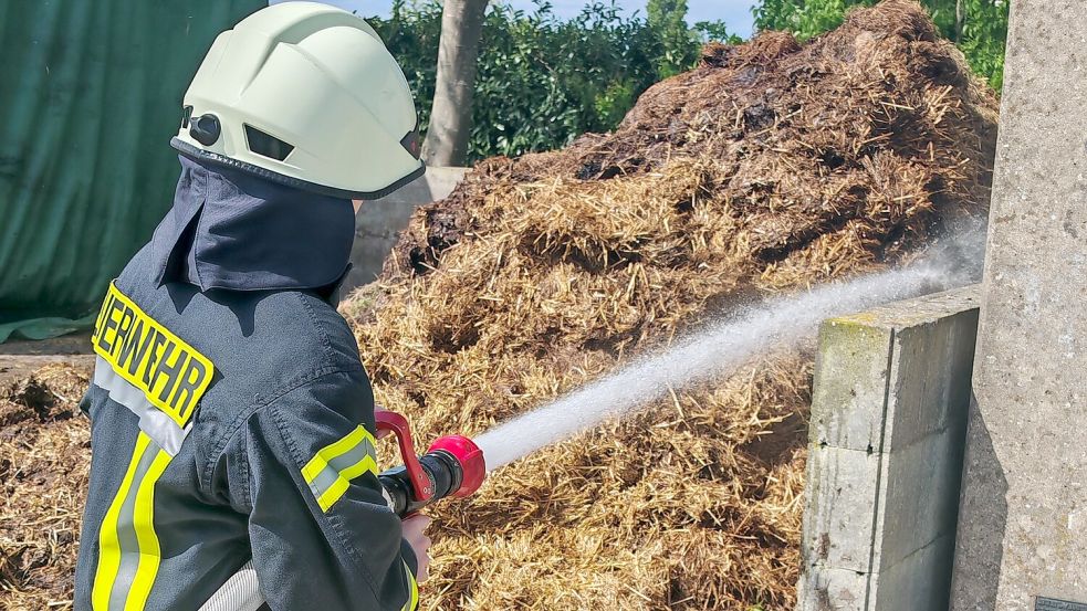 Die Feuerwehr rückte nach Mitling-Mark aus. Dort mussten die Helfer einen brennenden Misthaufen löschen. Foto: Feuerwehr/Markus Bruns