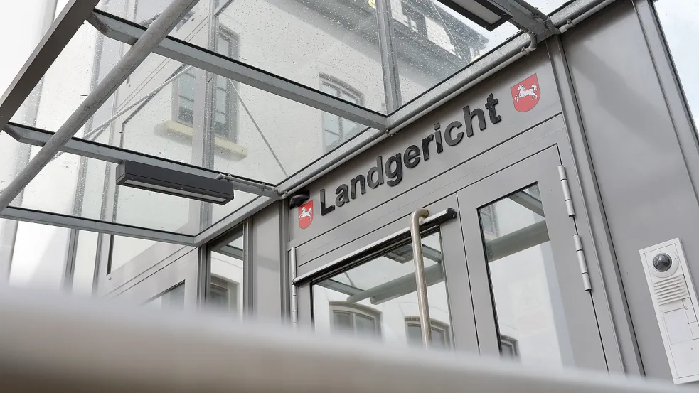 Vor dem Landgericht in Aurich muss sich eine junge Frau wegen eines Angriffs auf einen Polizisten verantworten. Foto: Klaus Ortgies