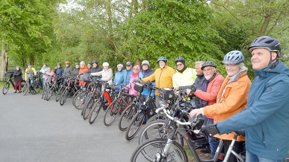 Das Foto zeigt die Teilnehmer der Freitagabendtour kurz vor dem Start in Langholt an der B438. Foto: Holger Weers