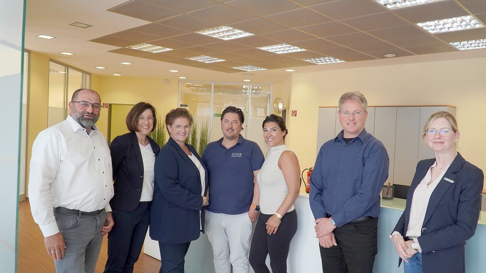 Die Stadt Friesoythe freut sich über das erweiterte Angebot im MVZ (von links): Bürgermeister Sven Stratmann, Monika Krapp, Ira Taylor, Martin Scholz, Lisa Marie Sommer, Fachbereichsleiter Karsten Vahl und Bereichsleiterin Nadine Lange. Foto: Stadt Friesoythe
