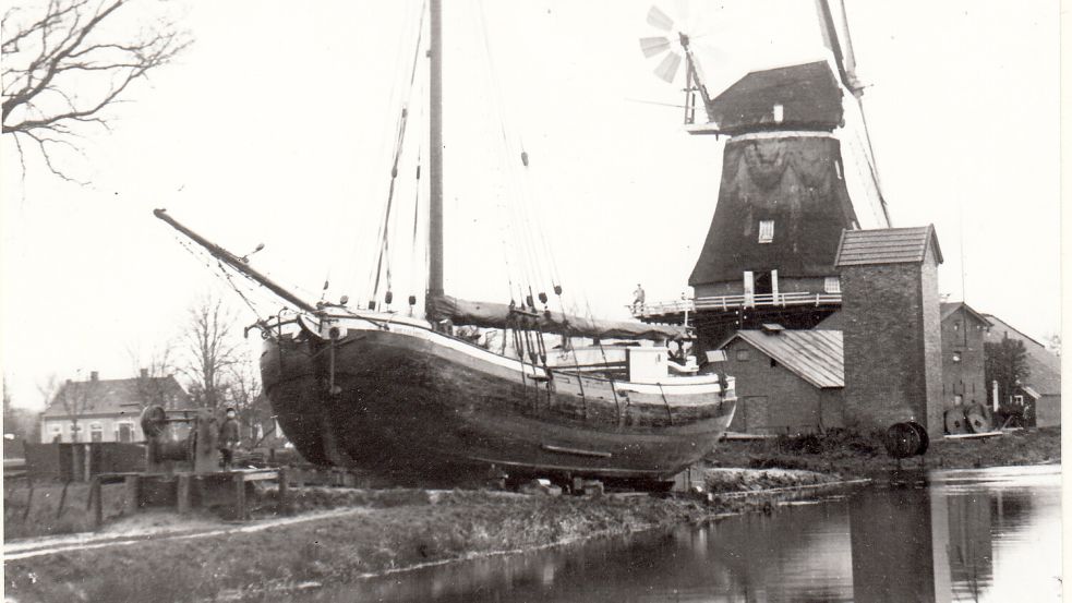 Die Janssen-Werft am Untenende in Westrhauderfehn. Im Hintergrund ist die Mühle am Verlaat zu sehen. Foto: GA-Archiv