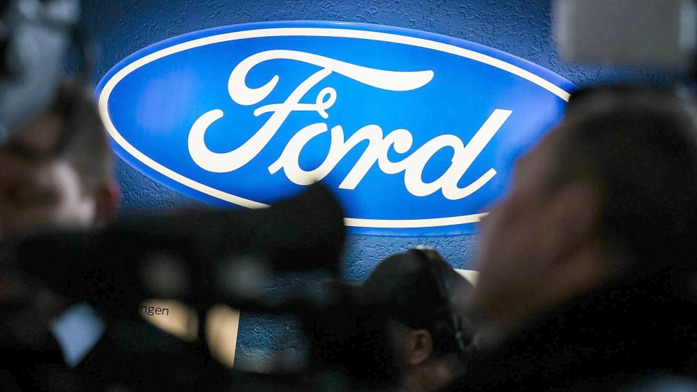 Das Ford-Logo im strahlenden Blau. Die Gegenwart sieht düster aus bei Ford Deutschland. Foto: Christoph Reichwein/dpa