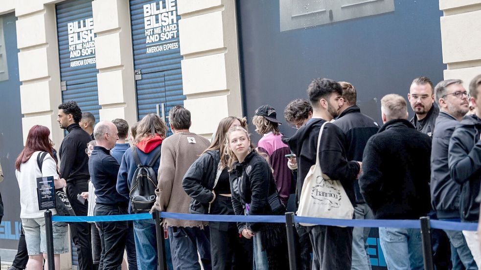 Fans von Billie Eilish kurz vor ihrem Treffen mit ihrem Idol. Foto: Fabian Sommer/dpa
