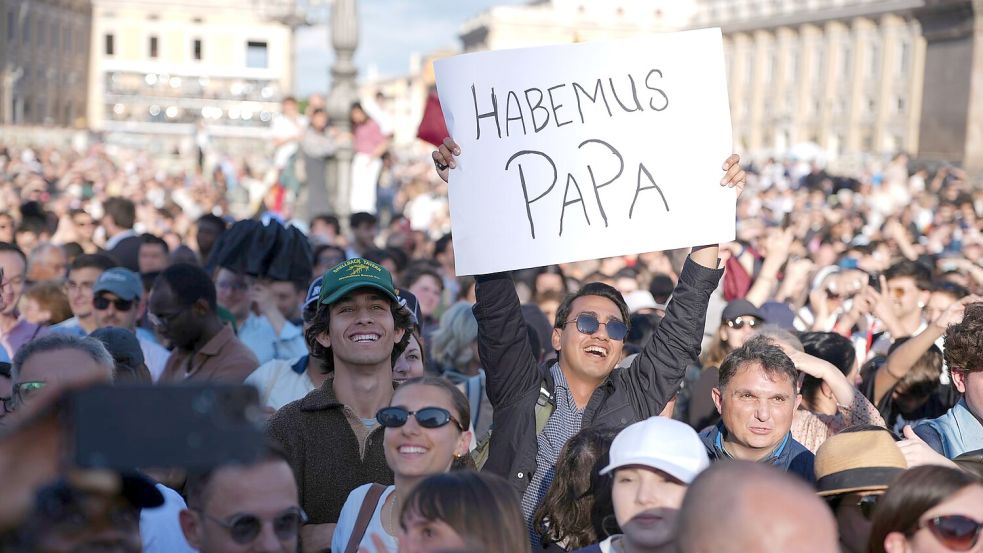 Jubel auf dem Petersplatz. Foto: Emilio Morenatti/AP/dpa