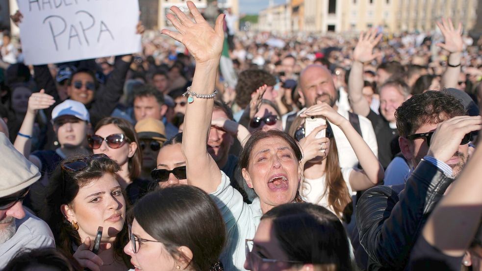 Die Menschenmenge bejubelt den neuen Papst. Foto: Emilio Morenatti/AP/dpa